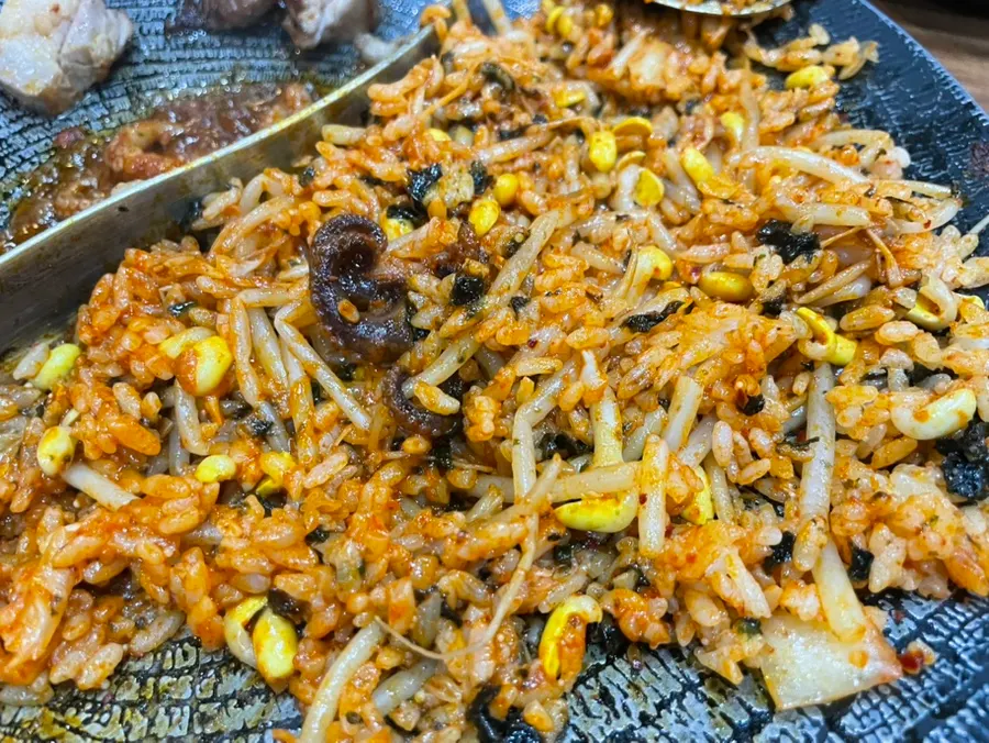 쭈꾸미 국물과 함께 볶는 날치알 볶음밥