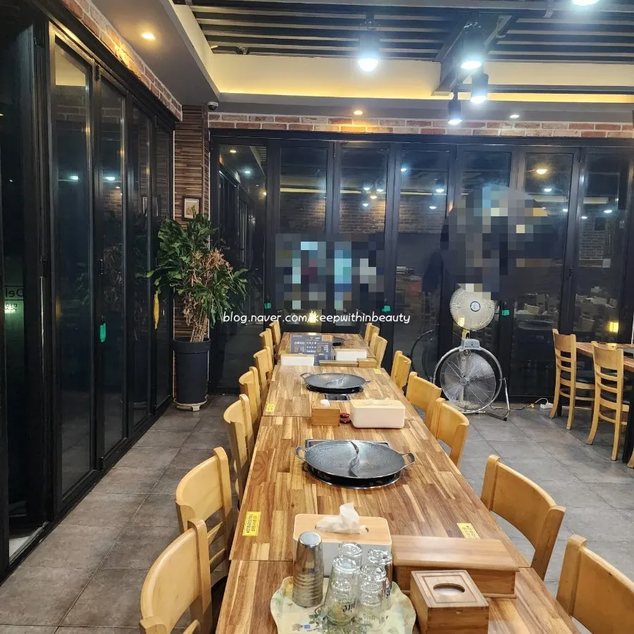 Spacious interior of Sin Jjukkumi Duam Branch