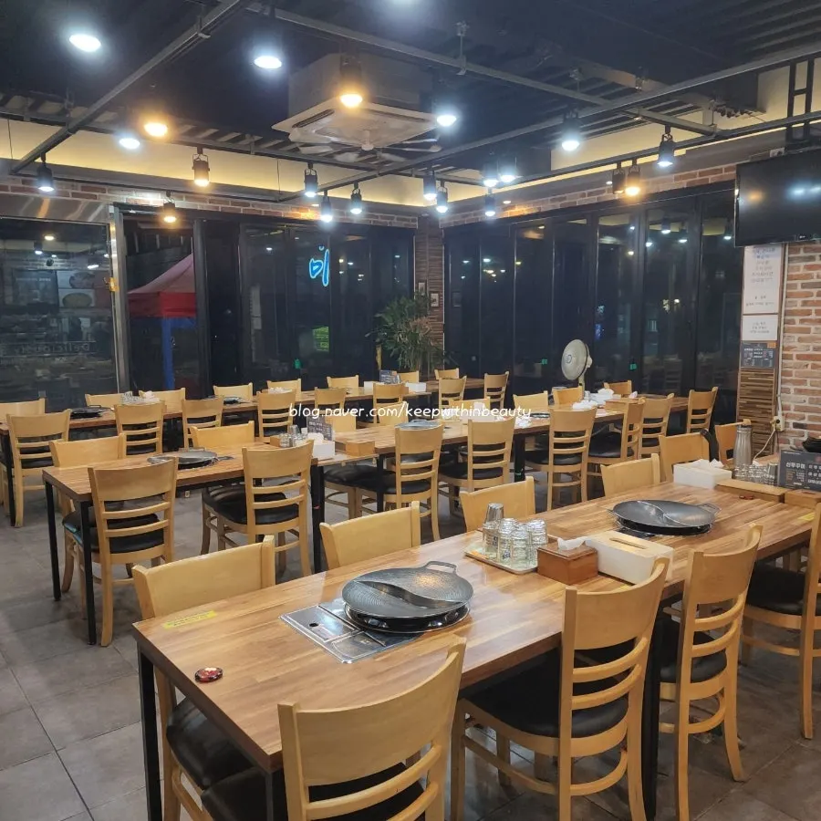 Neatly arranged dining hall at Sin Jjukkumi Duam Branch