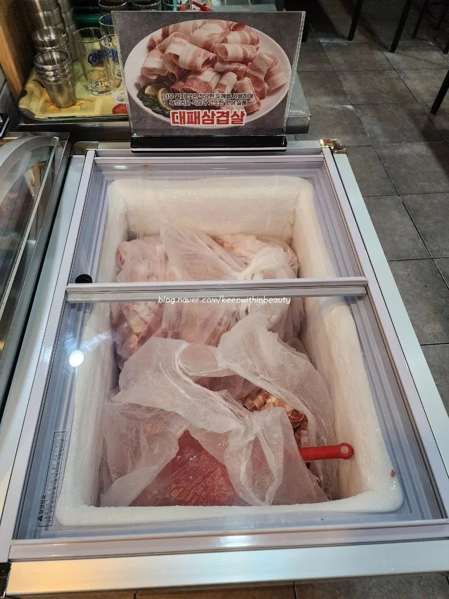 Side ingredient corner at the self-serve bar
