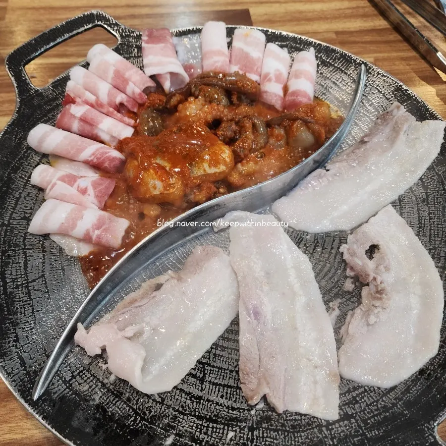 Ingredients placed on the split grill