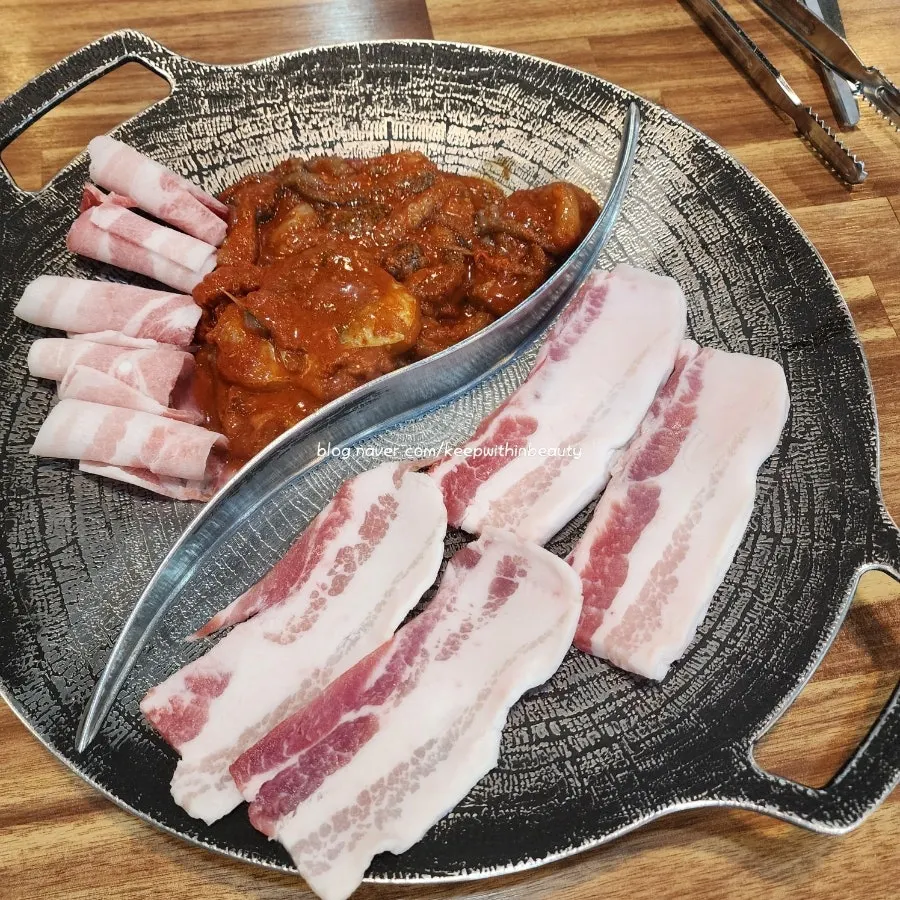 Stir-frying seasoned jjukkumi and shaved pork belly
