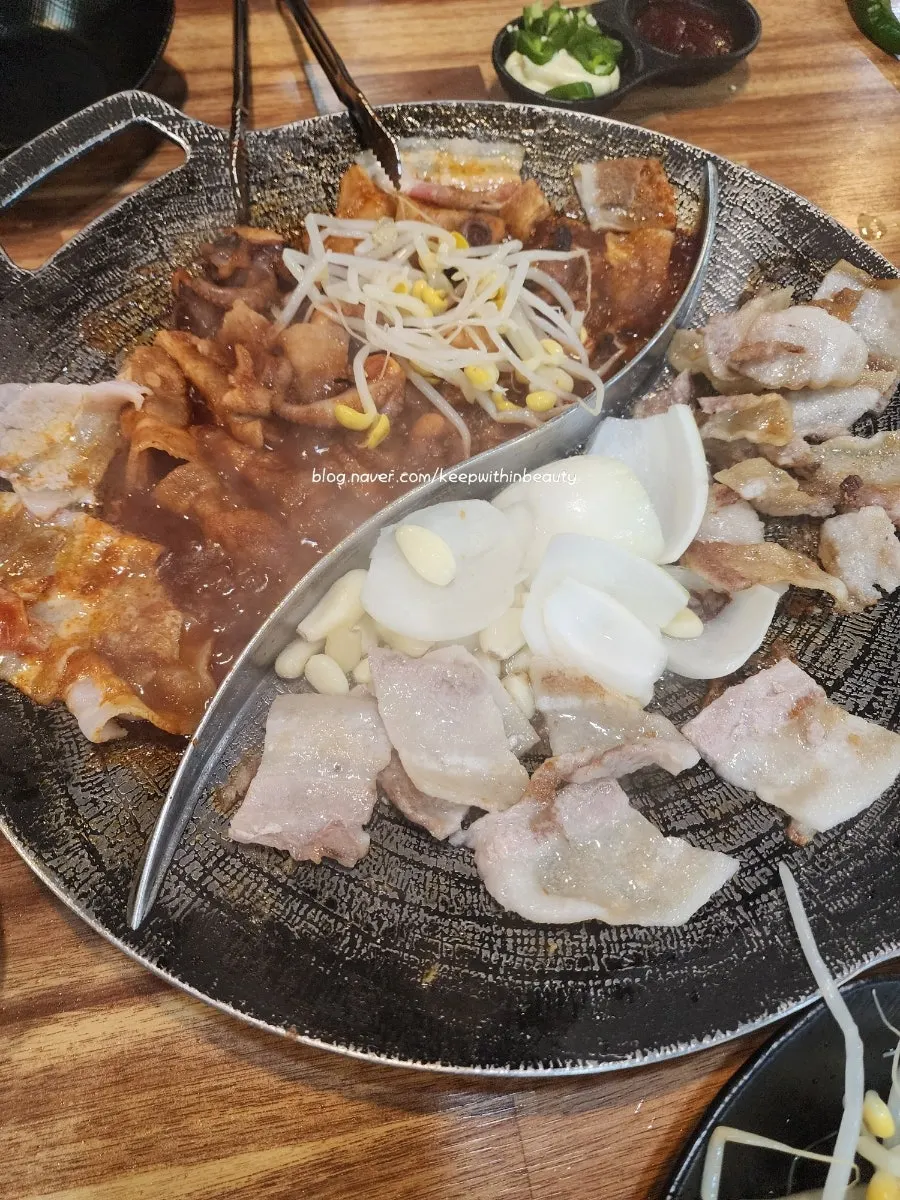 Jjukkumi topped with bean sprouts, onion, and garlic