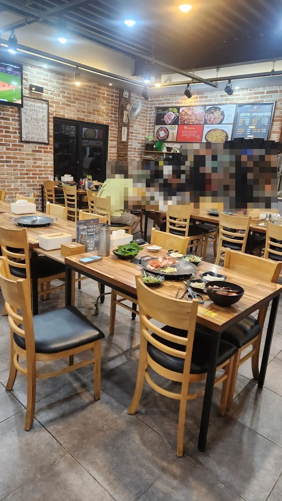긴 테이블이 이어진 넓은 내부 좌석
