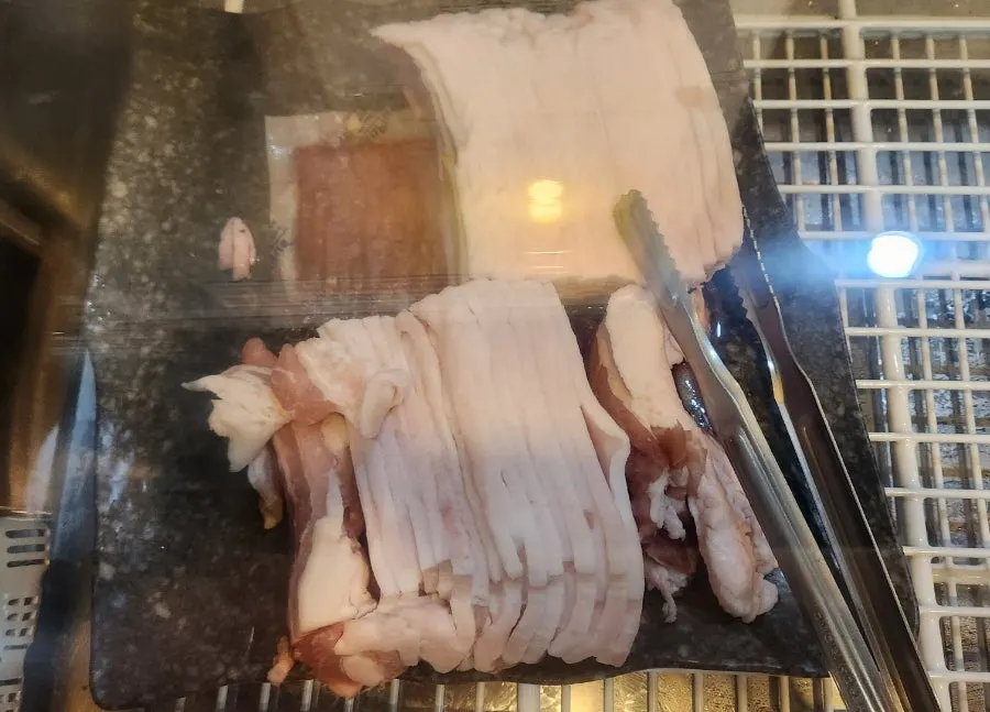 셀프바 생삼겹살과 대패삼겹살