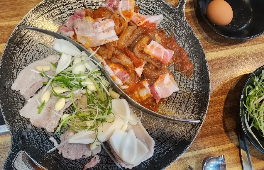 파채와 양파를 올린 철판