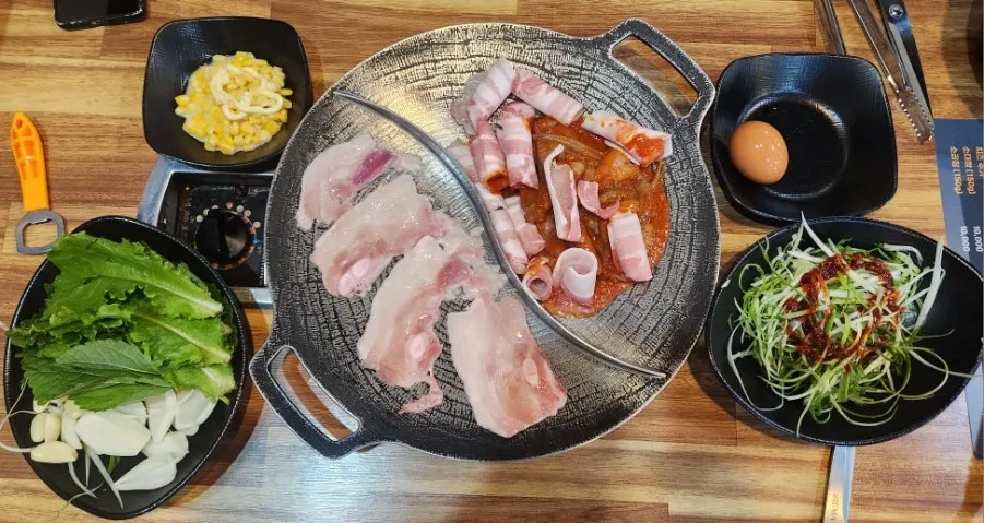 콘샐러드와 쌈을 곁들인 삼겹살 한 상