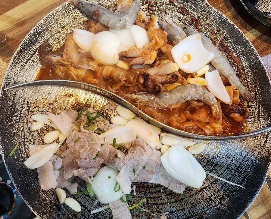 철판에 올린 쭈꾸미와 새우