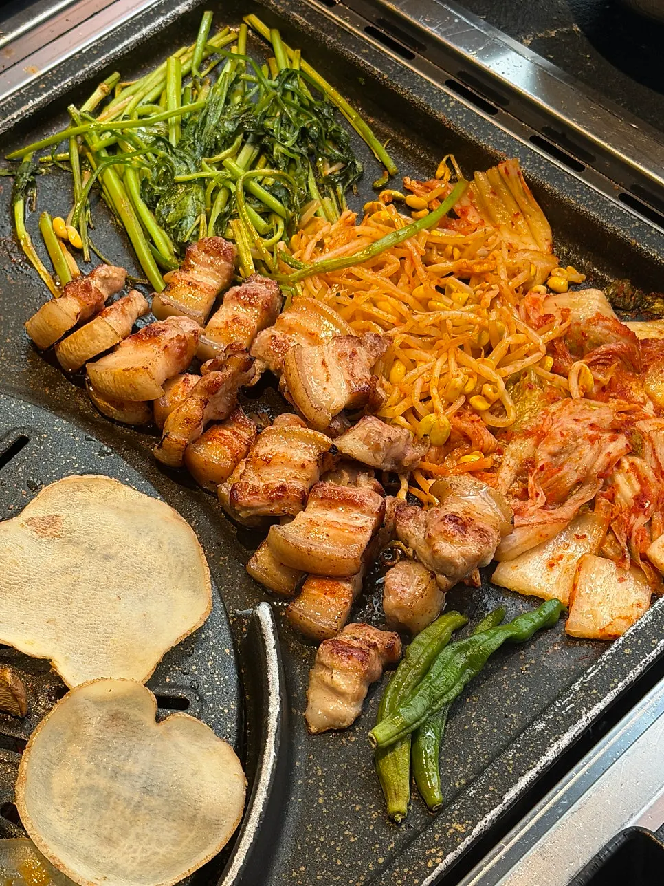 불판에 함께 구운 미나리·김치·콩나물