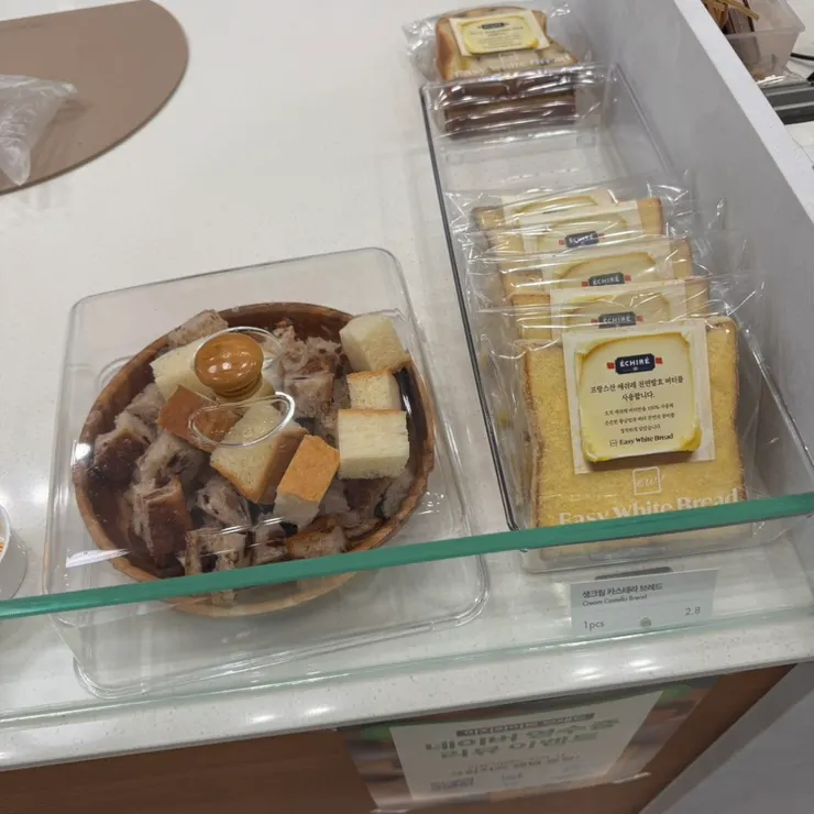 Sign about custom bread cutting options