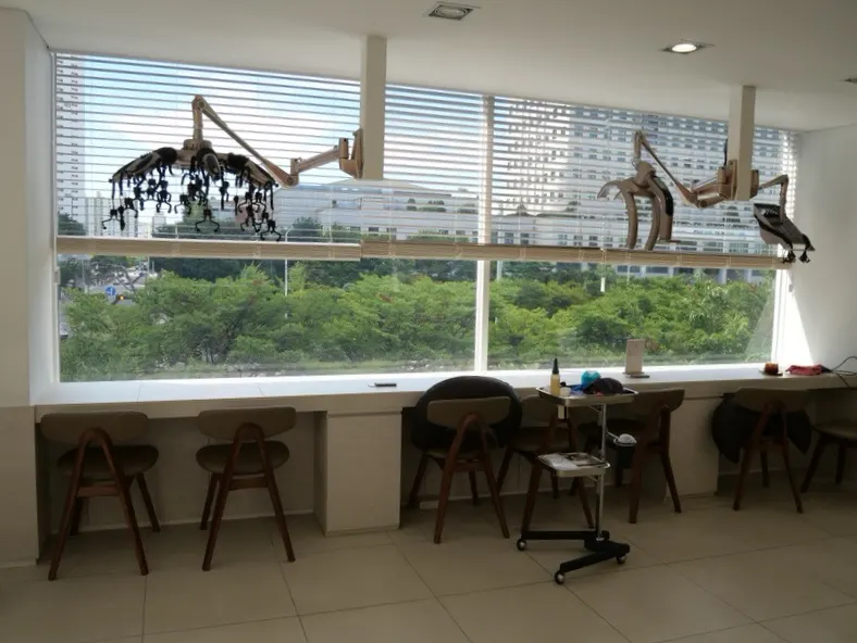 숲뷰가 보이는 미용실 매장