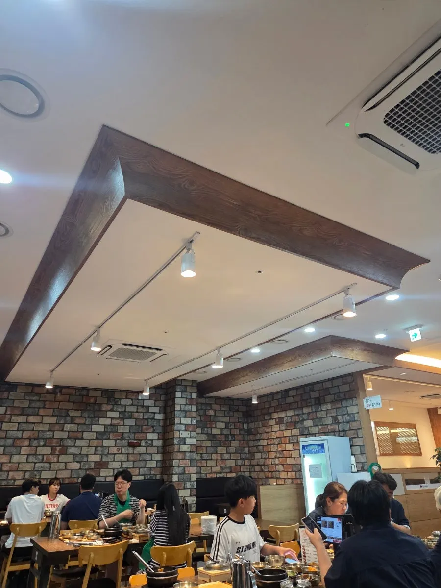 김명주뜰안채밥상 중동점 입구와 1층 공간