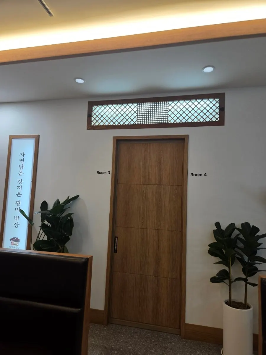 웨이팅하며 쉴 수 있는 1층 카페 좌석