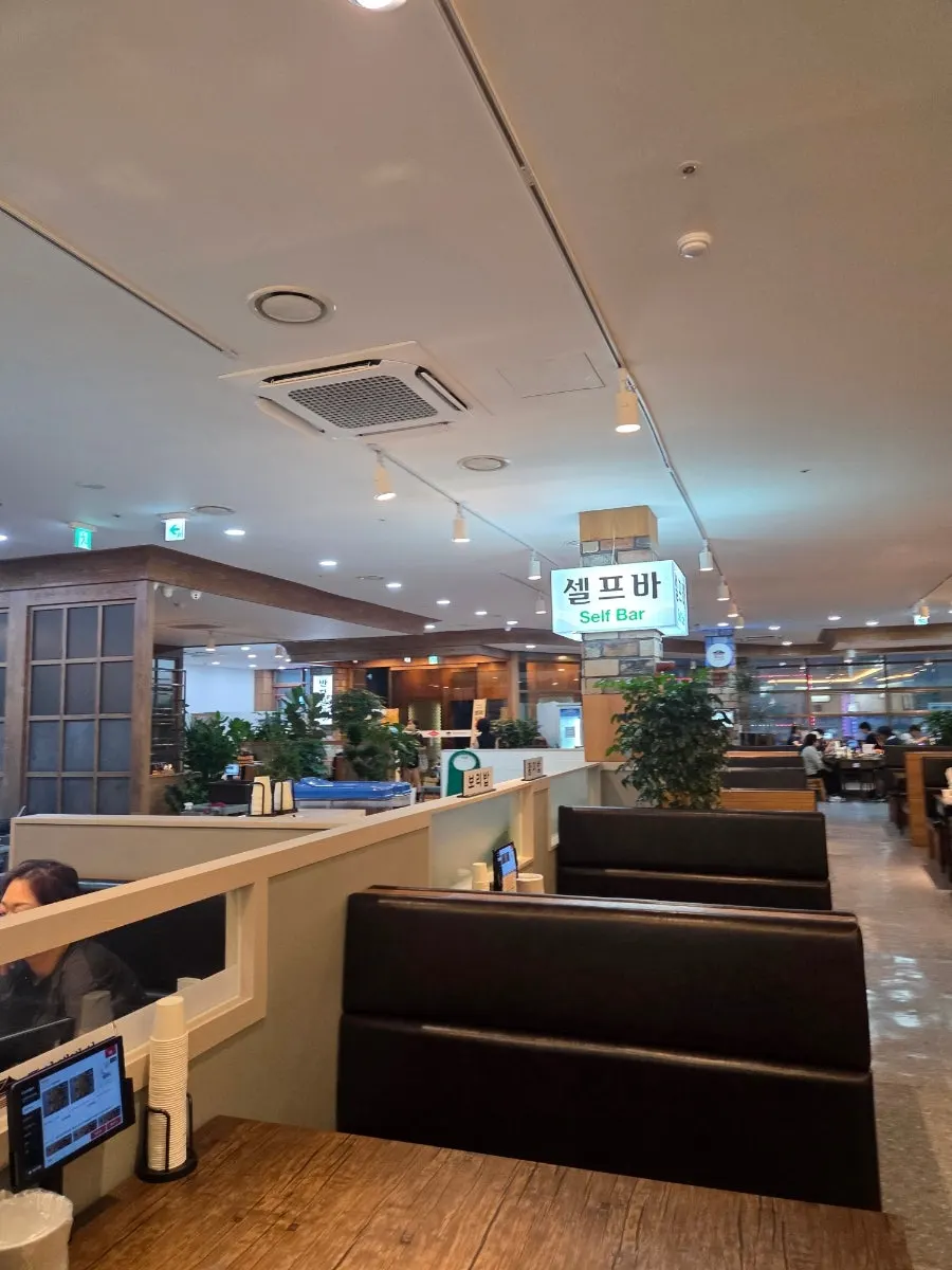 식당 내부로 올라가는 공간