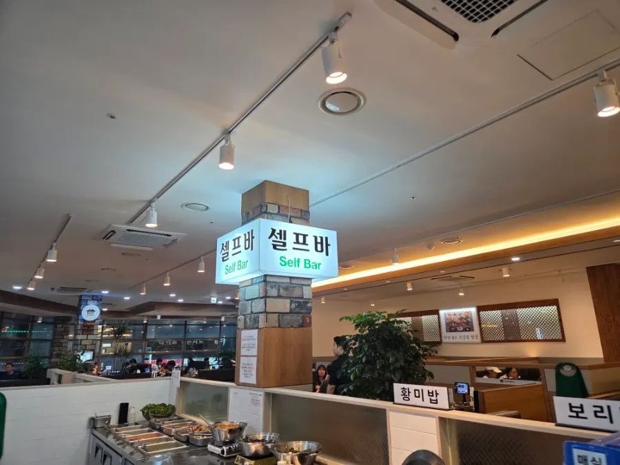 2층 메인 식사 홀 테이블 배치