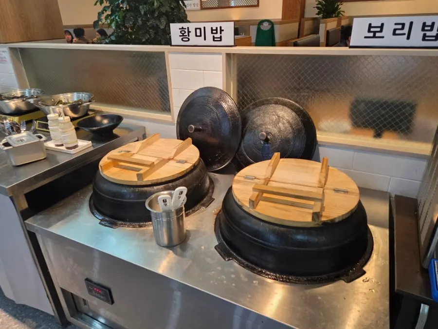 쌈채소와 나물이 놓인 무료 셀프바