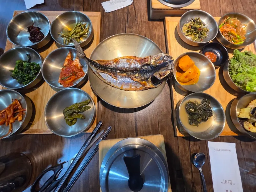 반찬 12가지가 차려진 뜰안채밥상 한 상