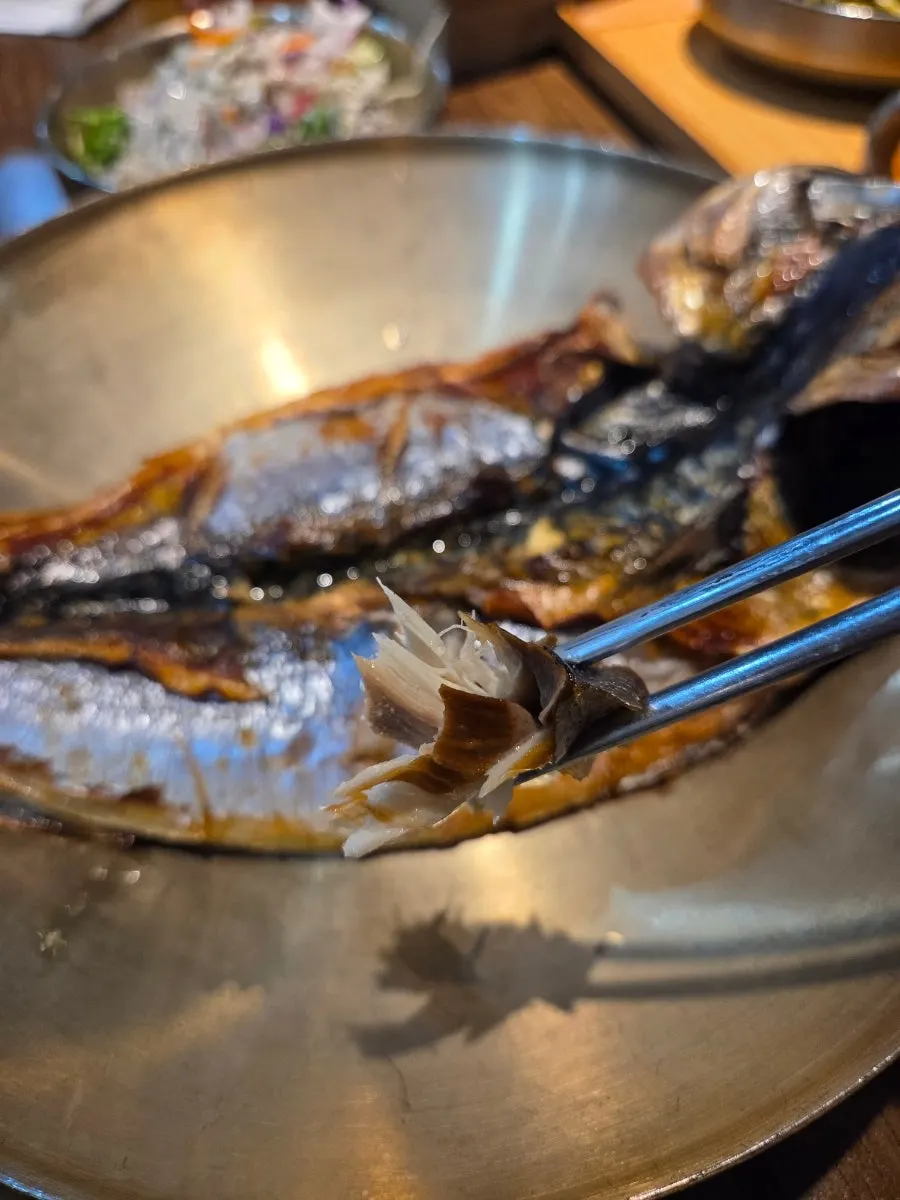 갓 지은 솥밥 뚜껑을 연 모습