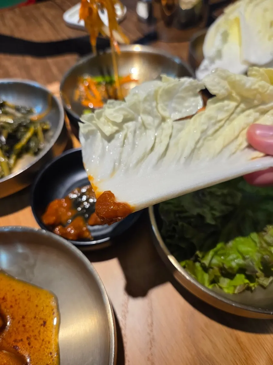 밥과 반찬을 곁들인 한식 한 끼