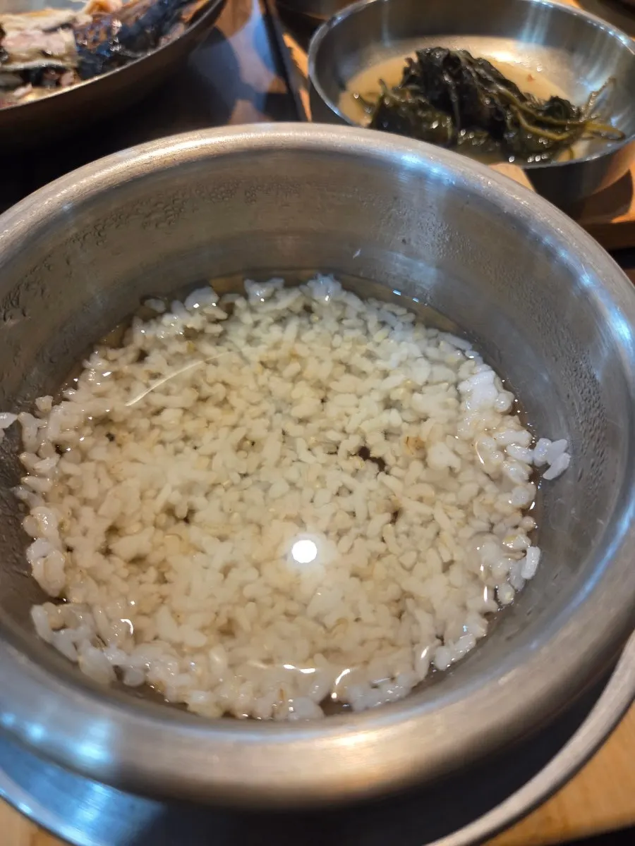 도톰하게 구워 나온 고등어구이