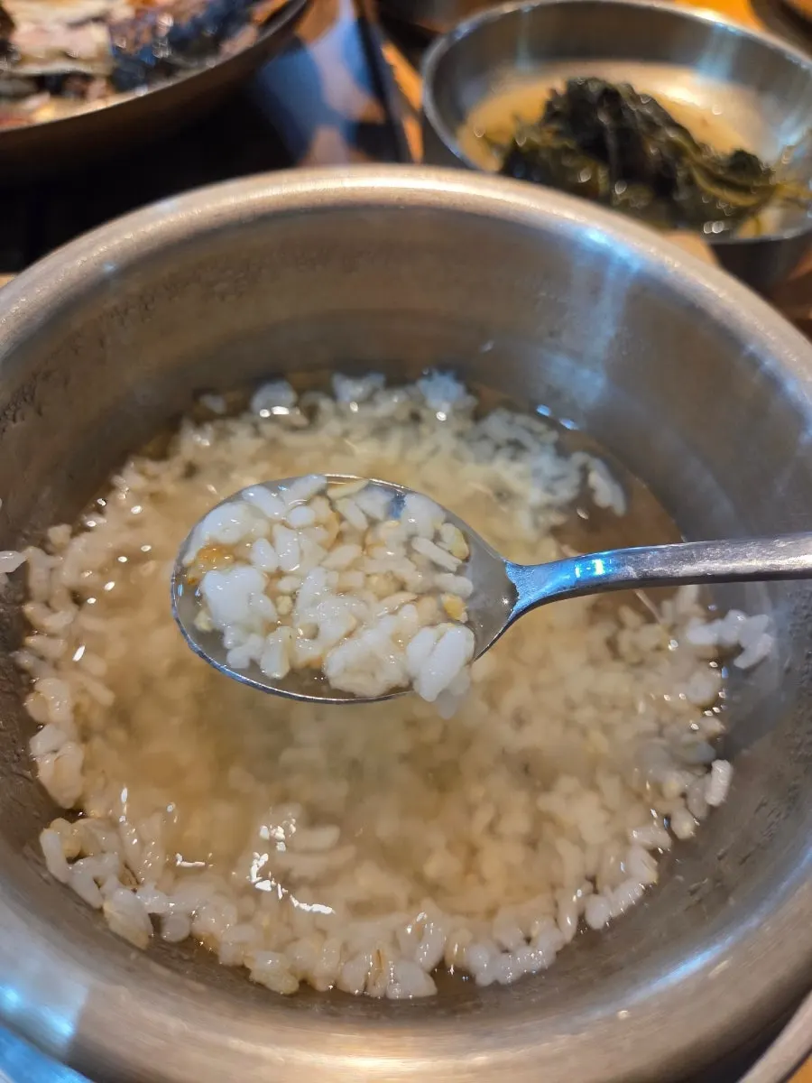 살을 발라낸 고등어구이와 밥