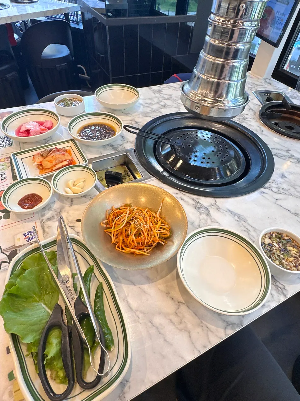 창밖 공원이 보이는 창가 테이블