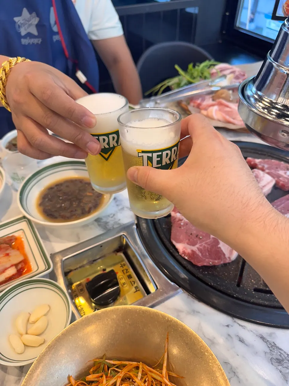 불판에 올린 삼겹살과 목살