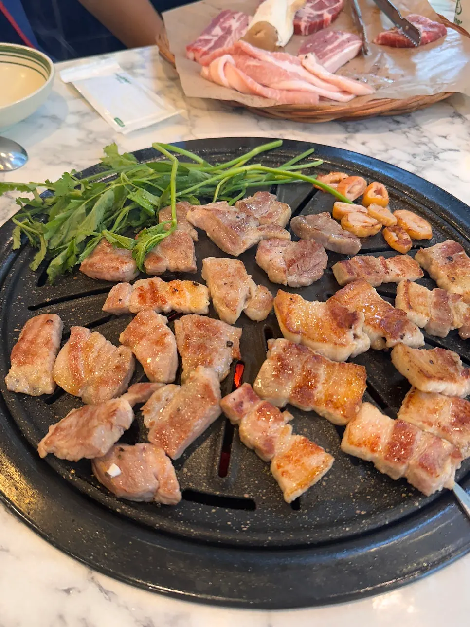 불판 위 항정살과 훈제막창