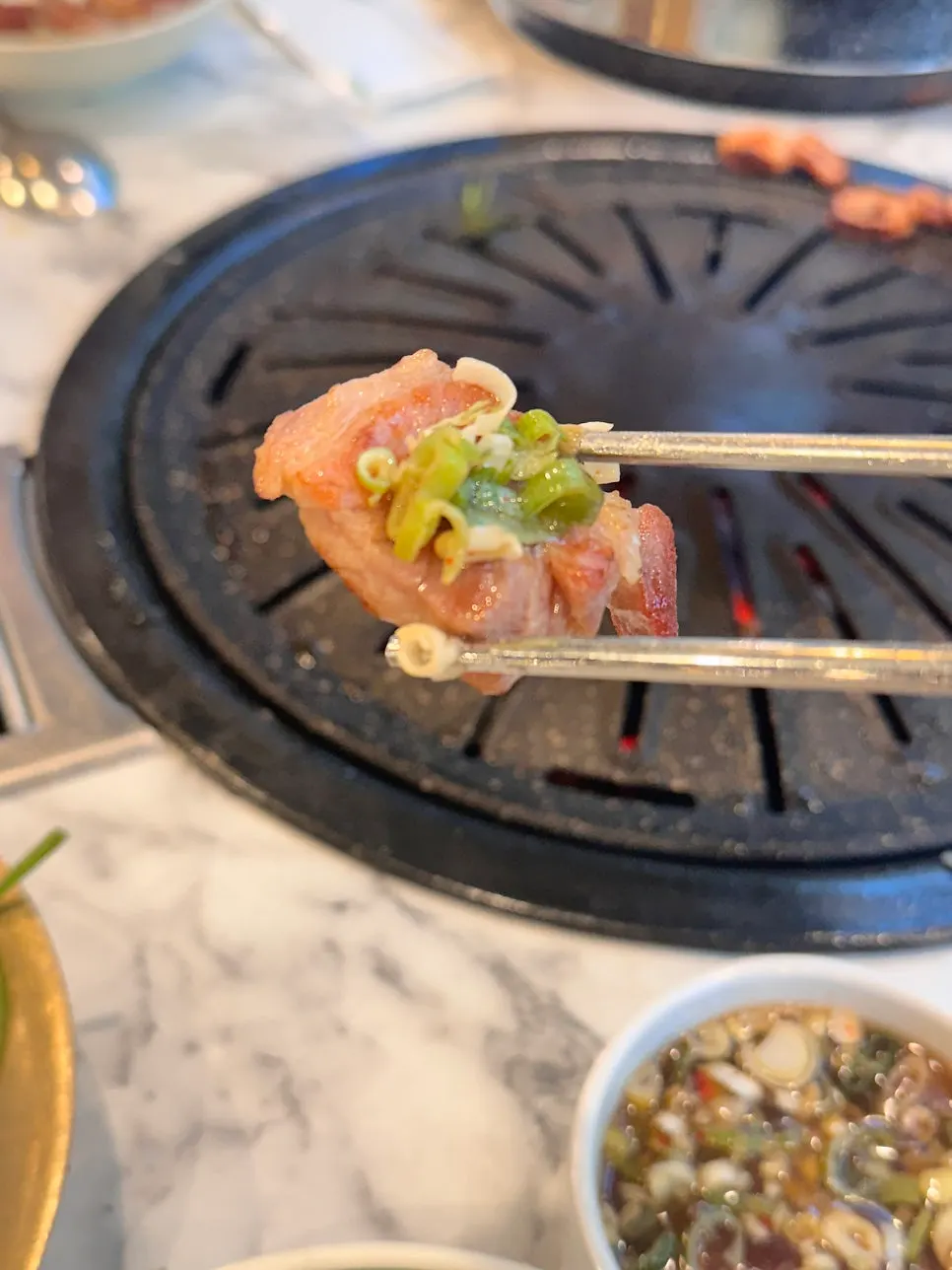 고기와 함께 구운 미나리