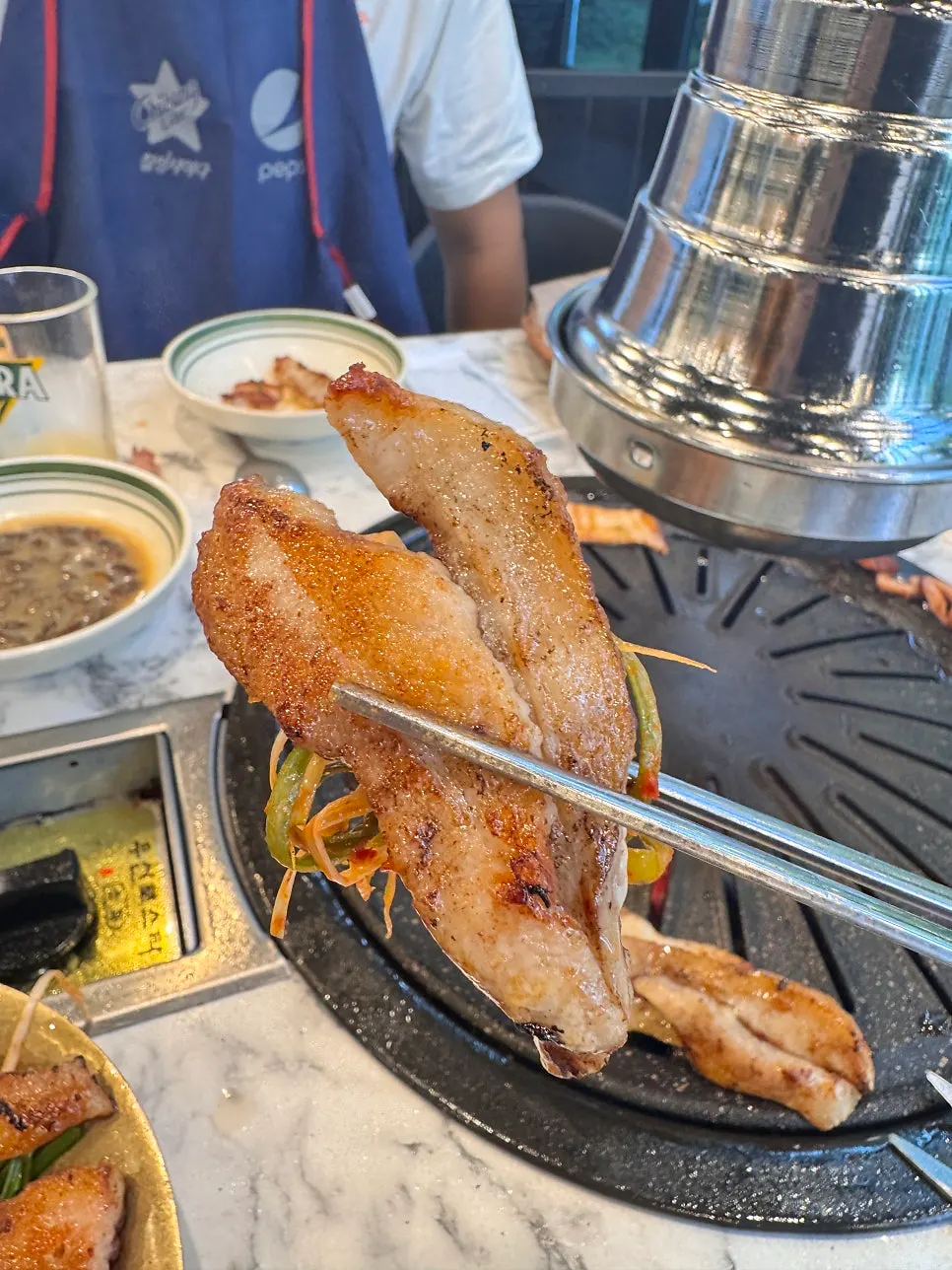 파채와 육장 소스를 곁들인 고기 한 점