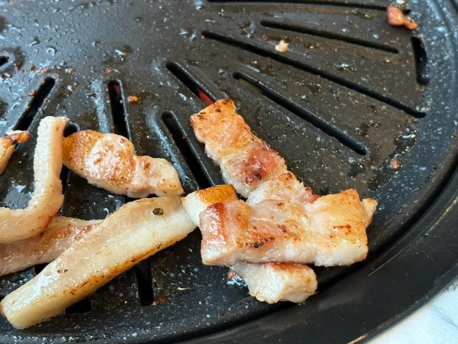 Grilled meat cut into bite-size pieces