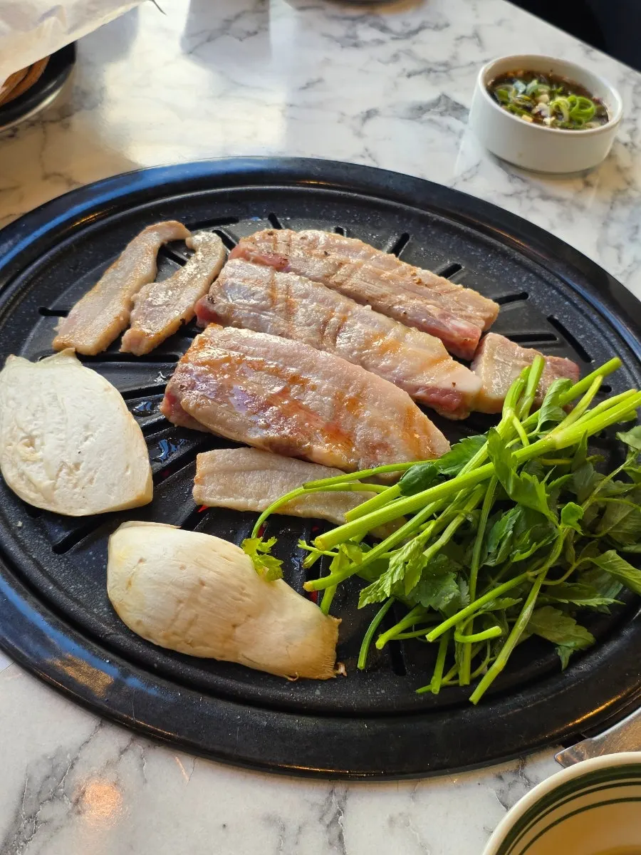 불판 위 고기 굽는 모습