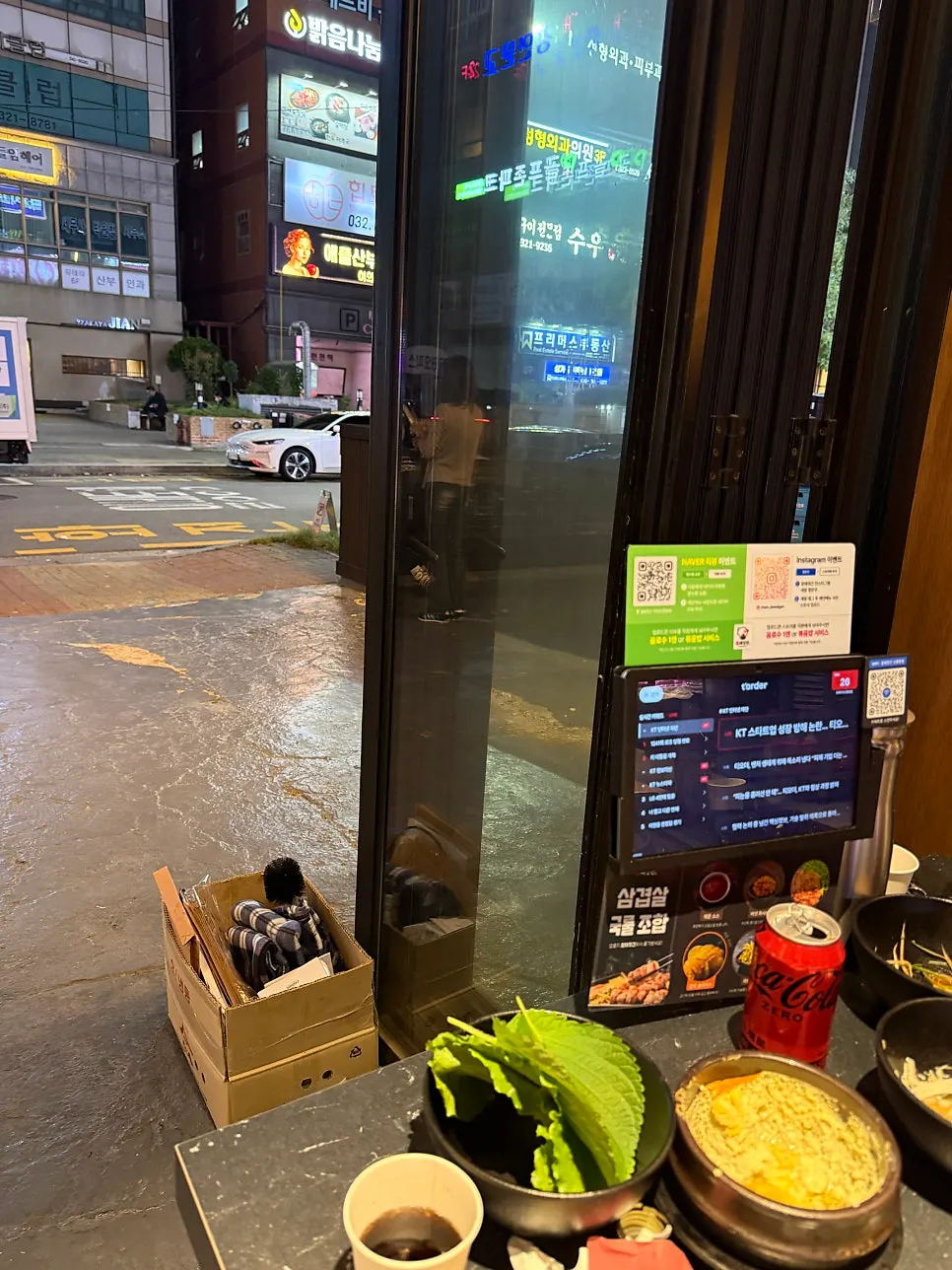 높은 층고와 노출 배관이 보이는 홀 내부