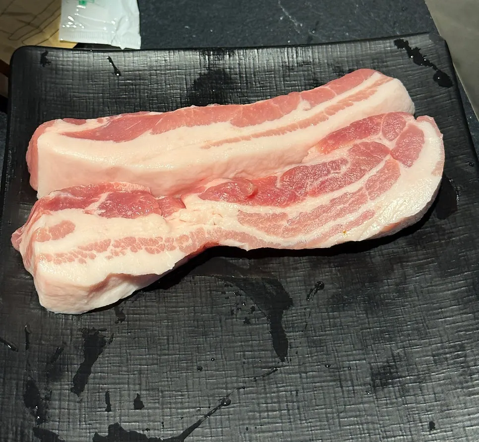 두툼하게 썰려 나온 보성녹돈 참 삼겹살 생고기