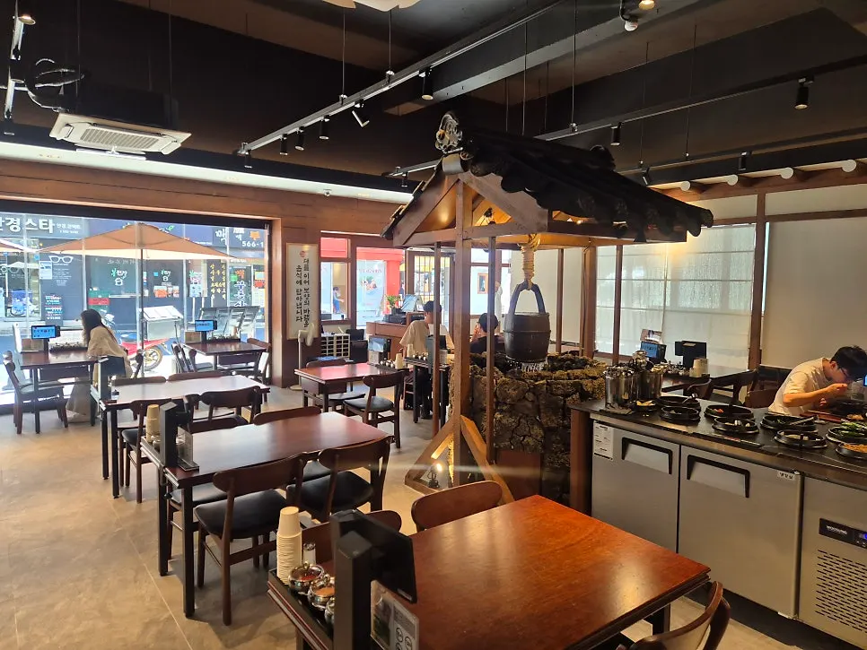 신주옥미 강남점 테이블이 놓인 매장 내부