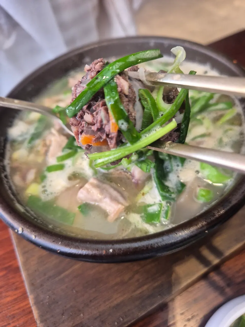 뚝배기에 담겨 나온 명인순대국정식