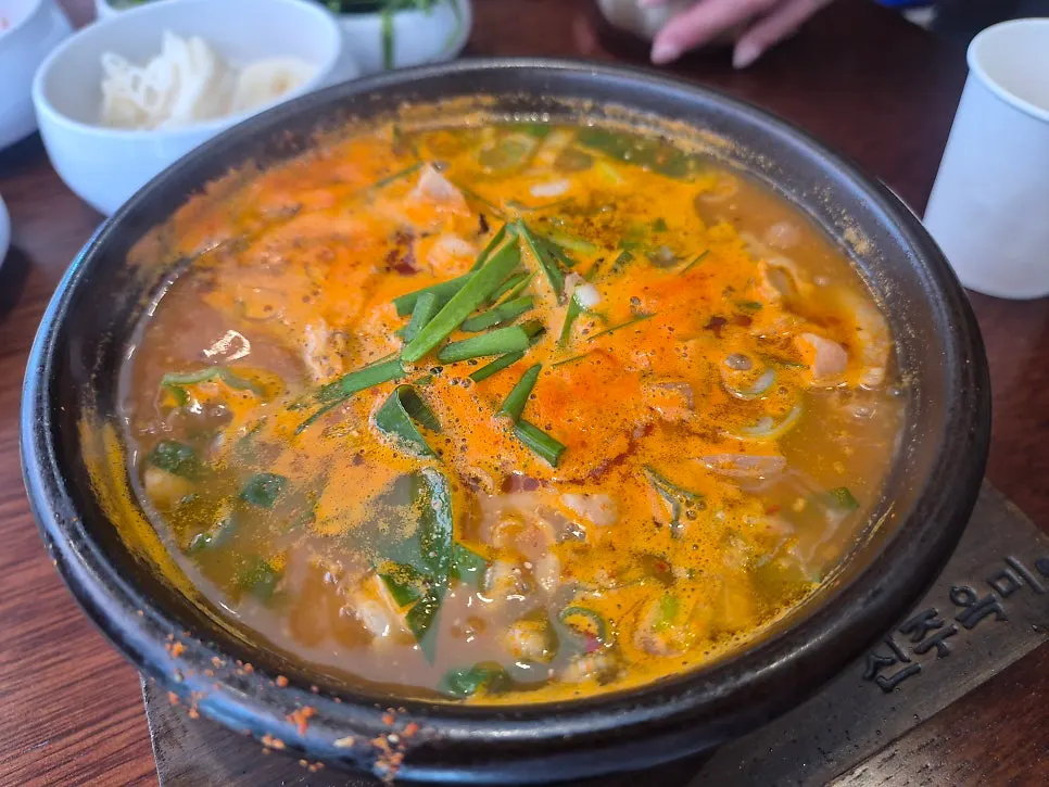 순대국 국물에 소면을 넣은 모습