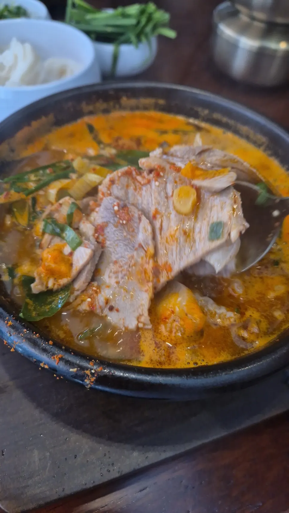 매콤한 국물의 얼큰순대국정식
