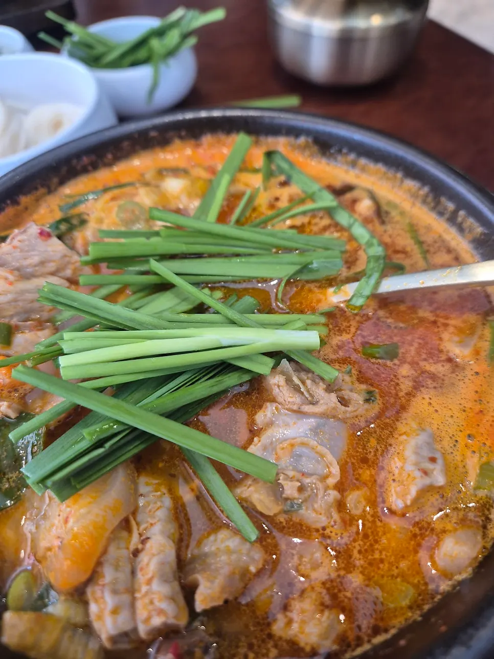 밥과 소면을 넣어 먹는 순대국