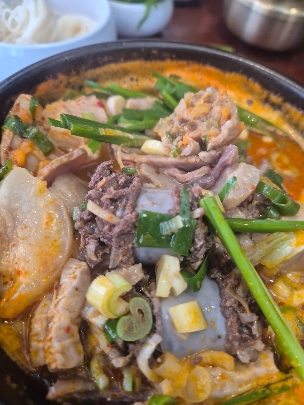 푸짐한 양의 신주옥미 순대국정식 한 상