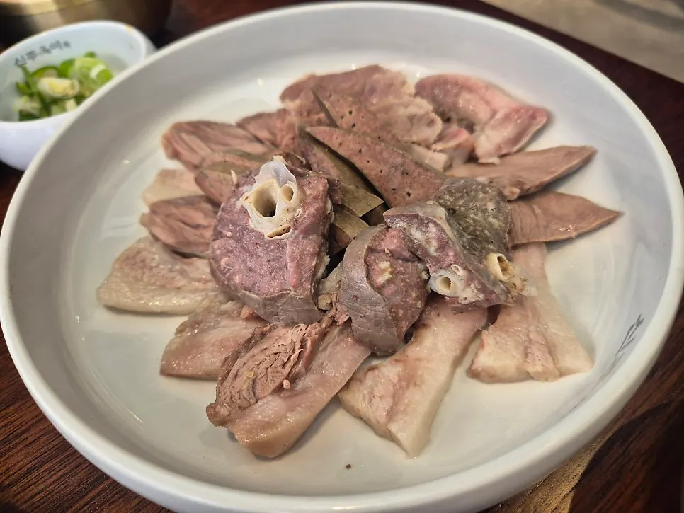 순대국정식과 함께 차려진 테이블