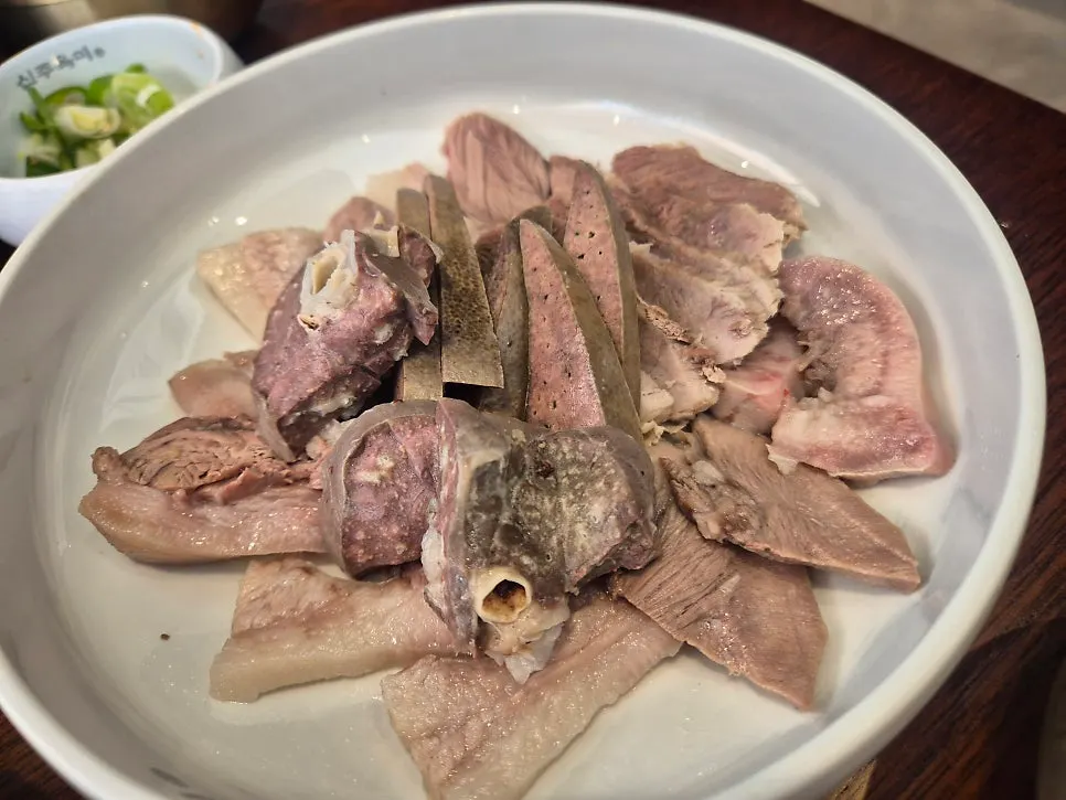정식 구성으로 나온 모듬수육 접시