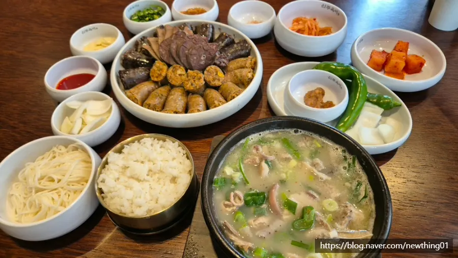 신주옥미 강남점 명인순대국과 수제모듬순대 상차림