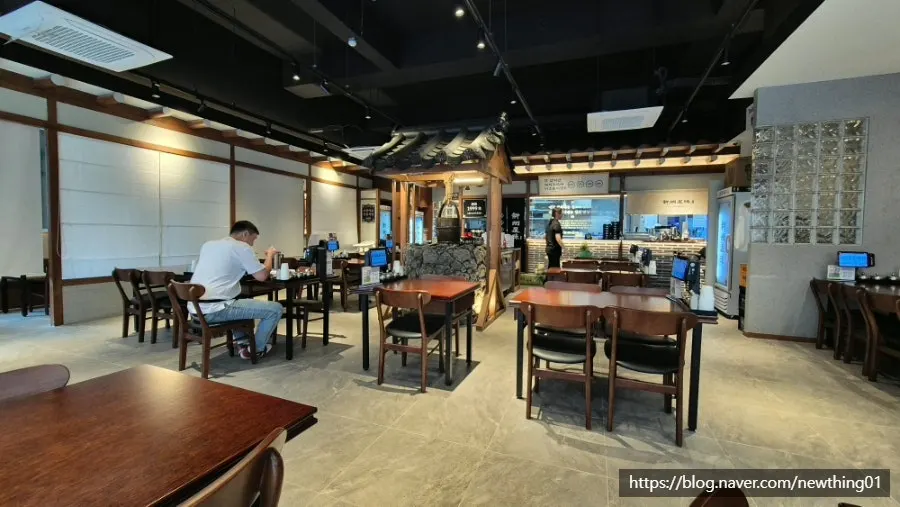 밝은 조명의 신주옥미 강남점 좌석