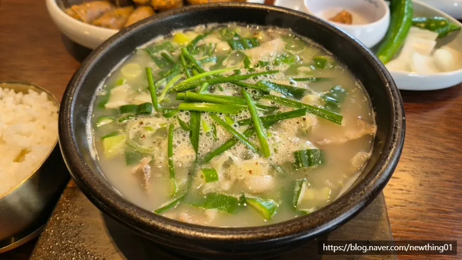 뚝배기에 담긴 명인 순대국 고기만