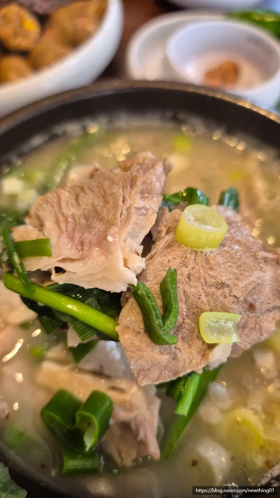 순대국 건더기를 숟가락으로 건진 모습