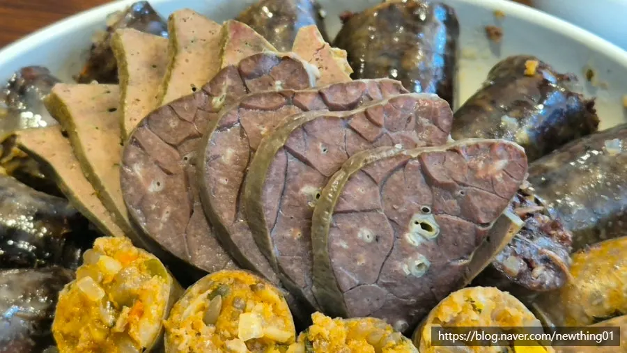 두툼하게 썰린 수제 순대 접시