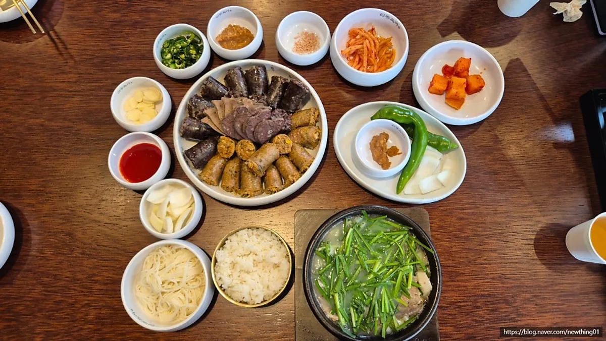 신주옥미 강남점 순대국과 모듬순대 마무리 컷
