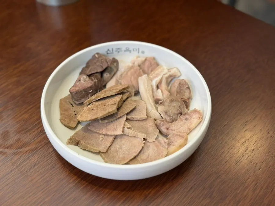 찹쌀 누룽지 돼지국밥과 특제얼큰 고사리 명인순대국 상차림