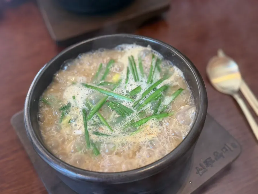 국밥 두 그릇을 나란히 놓은 테이블